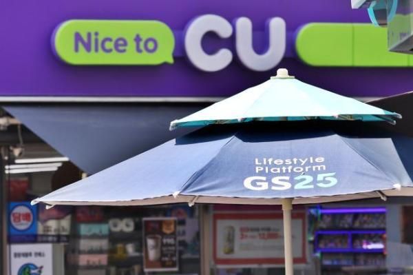 서울 시내에 편의점 두 개가 마주 보고 들어서 있다 사진연합뉴스