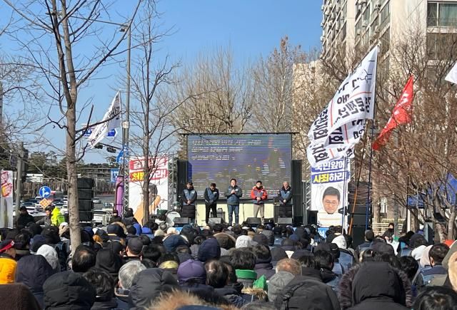 민주노총 서비스연맹 전국택배노동조합은 1일 오후 송파구 쿠팡 본사 앞에서 집회를 열고 쿠팡에 노동자 과로 방지책과 설 연휴 휴식 보장책을 마련하라고 촉구했다 사진연합뉴스