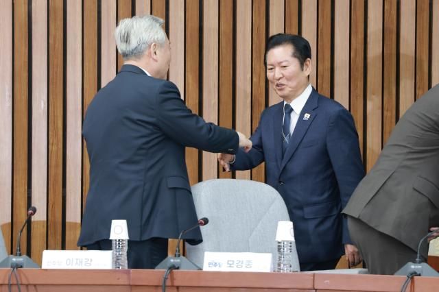 더불어민주당 정청래 대표가 5일 국회에서 초선 의원들과의 간담회에 참석하며 민주당 초선 의원 모임인 더민초 회장 이재강 의원과 인사하고 있다사진연합뉴스