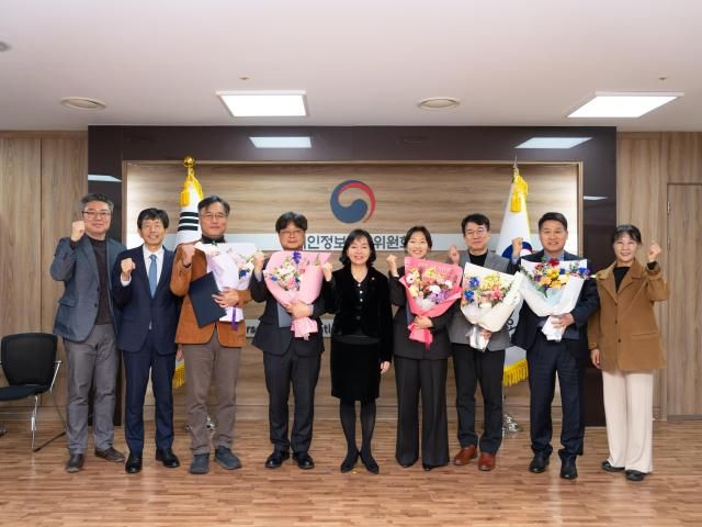 송경희 개인정보보호위원회 위원장왼쪽에서 다섯번째이 2월 5일 오후 정부서울청사에서 신규 위촉된 개인정보 분쟁조정위원회 위원들과 기념촬영을 하고 있다사진개인정보보호위원회