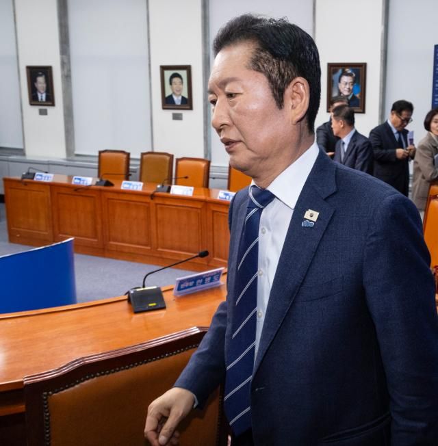 정청래 더불어민주당 대표가 지난 4일 국회에서 열린 최고위원회의를 마치고 이동하고 있다 사진연합뉴스