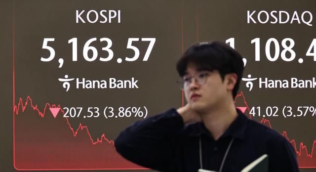 이날 코스피 지수는 전 거래일 대비 20753포인트386 내린 516357에 코스닥은 4102포인트357 내린 110841에 장 마감했다 사진연합뉴스 