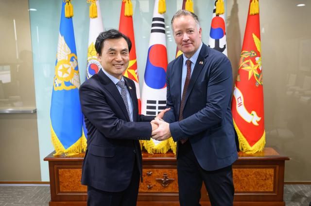 안규백 국방부 장관이 5일 오전 서울 용산구 국방부에서 스티븐 퓨어 캐나다 국방조달 특임장관과 접견하며 악수를 나누고 있다 사진국방부 
