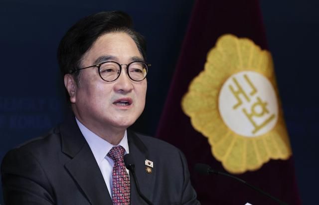 우원식 국회의장이 5일 국회 사랑재에서 신년 기자회견을 하고 있다 사진국회사진기자단