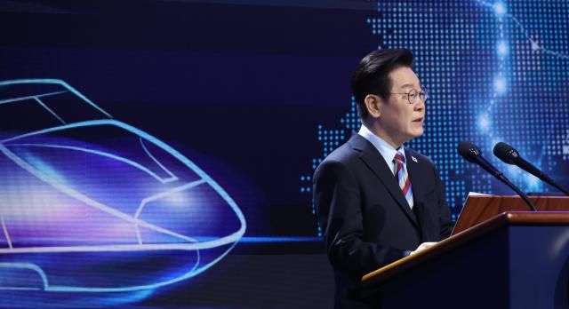 이재명 대통령이 6일 경남 거제시 견내량 인근에서 열린 남부내륙철도 착공식에서 기념사를 하고 있다 사진연합뉴스