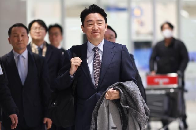 특사 자격으로 캐나다·노르웨이 방문을 마친 강훈식 대통령실 비서실장이 31일 인천공항 2터미널을 통해 귀국하고 있다 사진연합뉴스