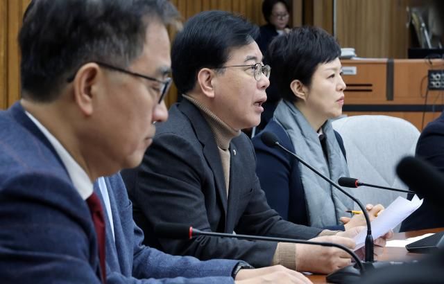 송언석 국민의힘 원내대표가 6일 국회에서 열린 원내대책회의에서 발언을 하고 있다 사진연합뉴스