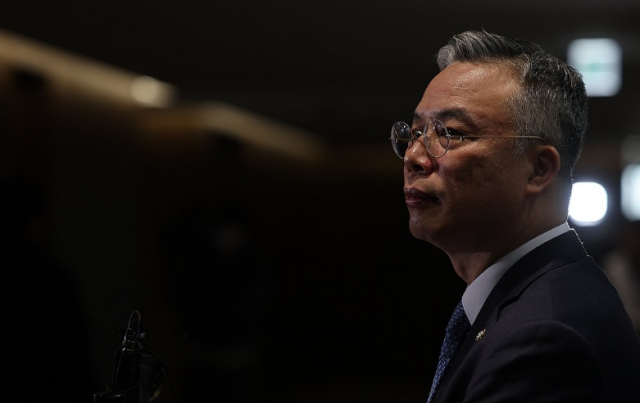 3대내란·김건희·채해병 특검의 미진한 부분과 새 의혹을 수사하는 2차 종합특검에 임명된 법무법인 지평 소속 권창영 특검이 6일 오전 서울 중구 소속 법률사무소로 출근해 취재진의 질문을 경청하고 있다 사진연합뉴스