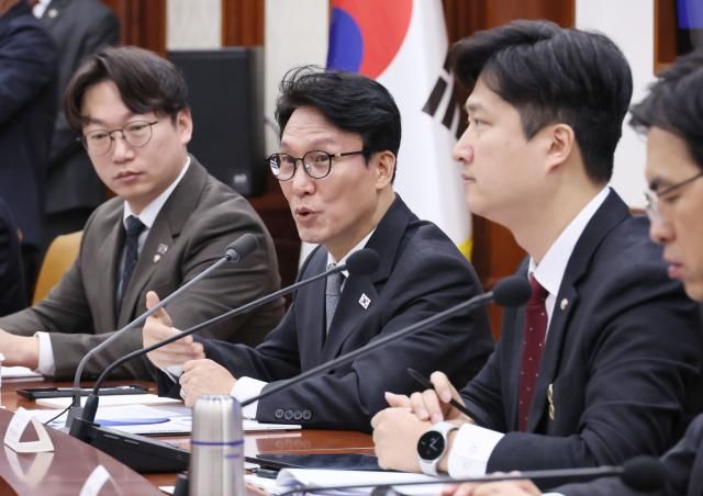 김민석 국무총리가 6일 서울 종로구 정부서울청사에서 열린 제1차 청년정책 관계장관회의를 주재하고 있다 왼쪽부터더불어민주당 모경종 전국청년위원장 김 총리 국민의힘 우재준 중앙청년위원장 사진연합뉴스 