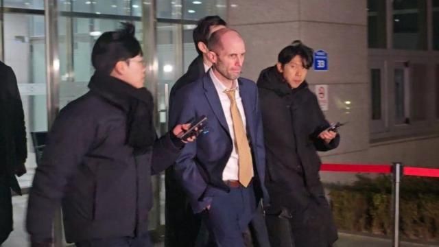 해롤드 로저스 한국 쿠팡 임시대표가 7일 서울 마포구 서울경찰청 광역수사단 청사에서 국회 청문회 위증 혐의에 대한 조사를 받은 뒤 귀가하고 있다 사진연합뉴스