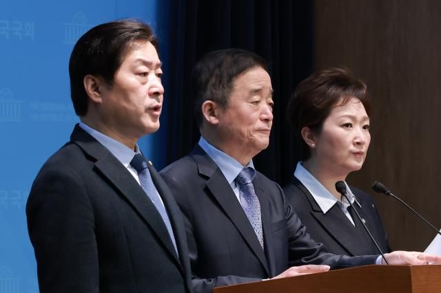 더불어민주당 황명선왼쪽부터·강득구·이언주 최고위원이 6일 국회 소통관에서 민주당과 조국혁신당 간 합당 논의를 중단할 것을 촉구하고 있다 