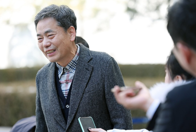 곽상도 전 의원이 6일 서울 서초구 서울중앙지방법원에서 열린 1심 선고를 마친 뒤 입장을 밝히며 미소를 짓고 있다 이날 법원은 대장동 50억 클럽 관련 범죄 수익을 은닉한 혐의를 받는 곽 의원에 대한 공소를 기각했다 사진연합뉴스