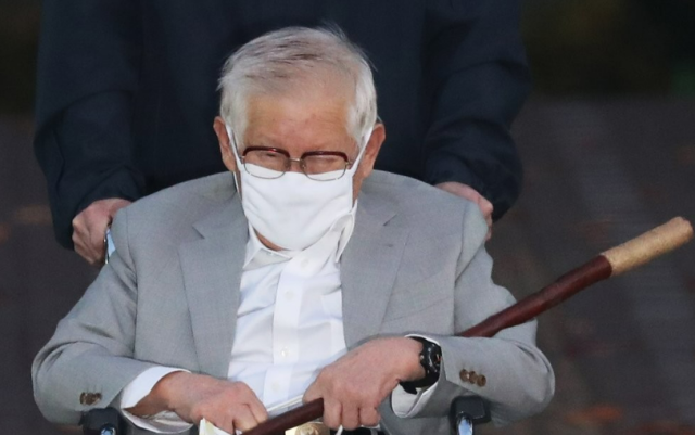 감염병예방법 위반 등의 혐의로 구속기소된 신천지예수교 증거장막성전신천지 이만희 총회장이 지난 2020년 11월 12일 오후 경기도 수원시 팔달구 수원구치소에서 보석으로 석방되고 있다 사진연합뉴스