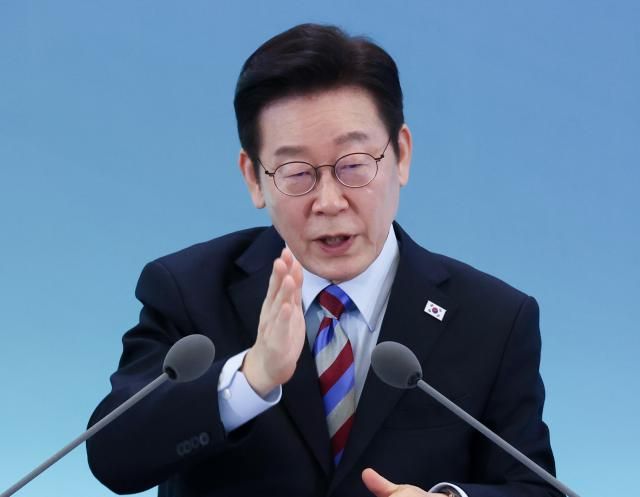 이재명 대통령이 6일 창원 성산구 창원컨벤션센터에서 열린 경남의 마음을 듣다 타운홀미팅 간담회에서 발언하고 있다 사진연합뉴스