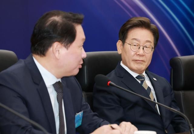 이재명 대통령이 20일 울산전시컨벤션센터에서 열린 인공지능AI 글로벌 협력 기업 간담회에서 최태원 SK그룹 회장의 발언을 듣고 있다 사진연합뉴스