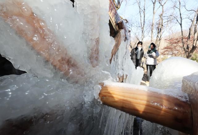 한파가 이어지고 있는 28일 경기도 용인시 한국민속촌 물레방아가 얼어있다 2026128 사진연합뉴스
