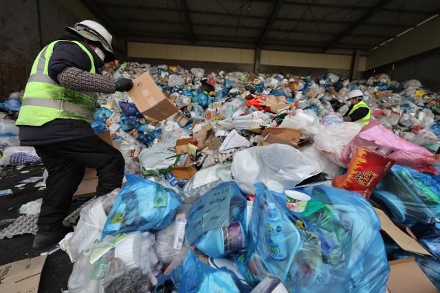 26일 서울 도봉구 재활용 선별장에 쓰레기들이 쌓여있다 사진연합뉴스 