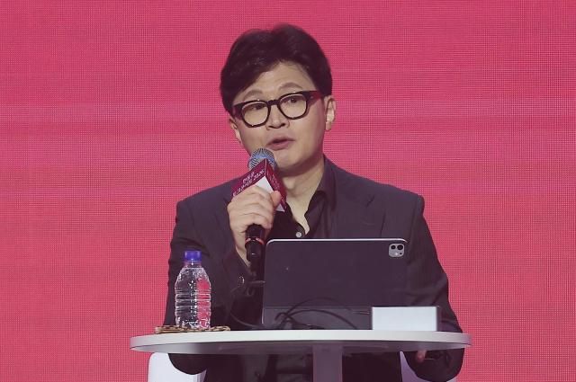 한동훈 국민의힘 전 대표가 8일 서울 송파구 잠실실내체육관에서 열린 토크콘서트에서 발언하고 있다 사진연합뉴스