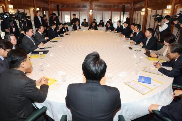 정청래 더불어민주당 대표가 8일 서울 종로구 삼청동 총리공관에서 김민석 국무총리 강훈식 대통령 비서실장 등 참석하에 열린 에서 발언하고 있다 사진