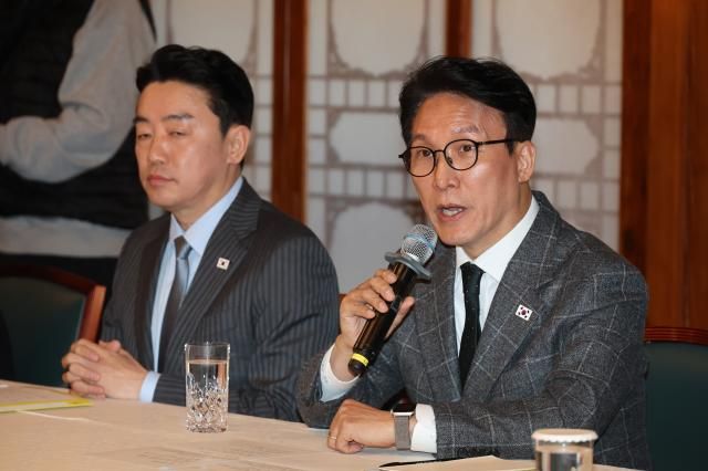 김민석 국무총리가 8일 서울 종로구 삼청동 총리공관에서 열린 고위당정협의회에서 발언하고 있다 왼쪽은 강훈식 대통령 비서실장 사진연합뉴스