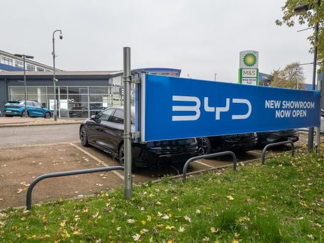 중국 전기차 제조사 BYD가 영국 런던에 새로운 전시장 개장을 알리고 있다 사진게티이미지