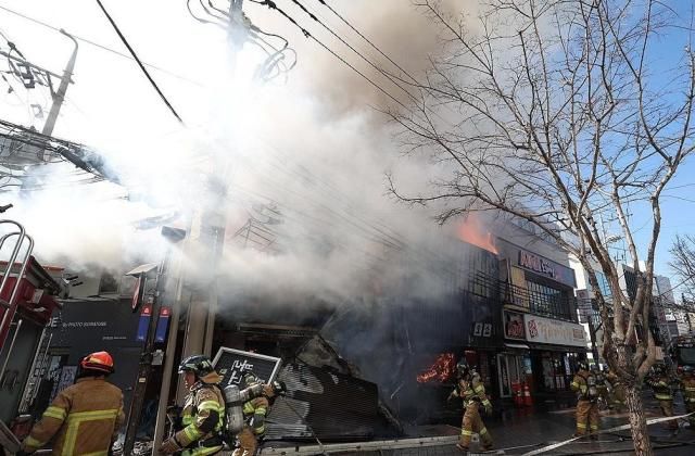 9일 오후 대구시 중구 종로 2층 상가 건물에서 불이나 소방대원들이 진화작업을 하고 있다 사진연합뉴스