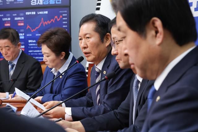 정청래 대표가 9일 서울 여의도 국회에서 열린 최고위원회의에서 발언하고 있다 사진연합뉴스