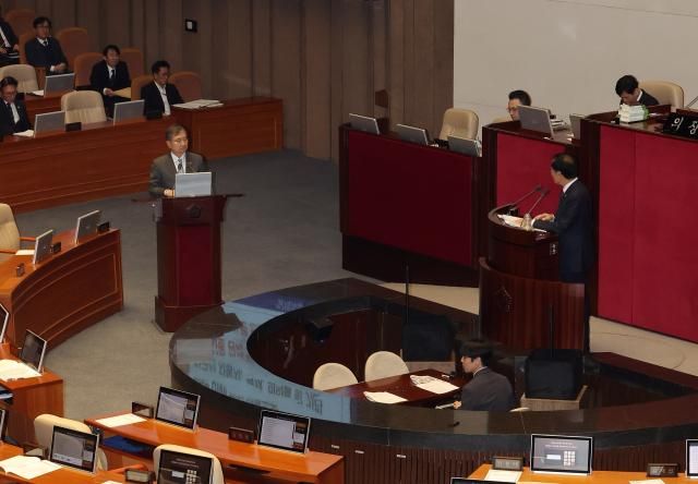 조현 외교부 장관이 9일 국회 본회의장에서 열린 정치·외교·통일·안보 분야 대정부질문에서 윤후덕 더불어민주당 의원의 질문에 답하고 있다 사진연합뉴스