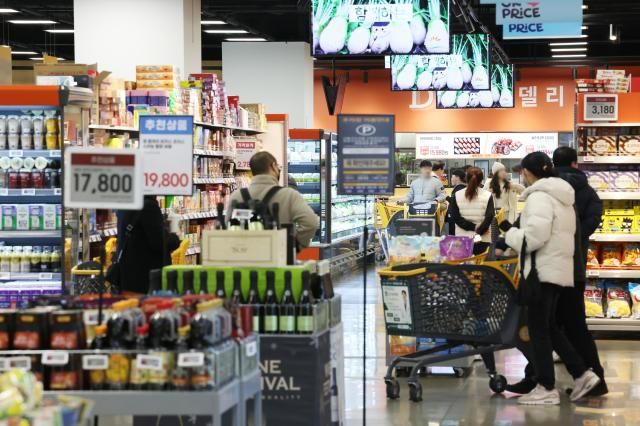 대형마트 먹거리 전략 강화 서울연합뉴스 강민지 기자 대형마트들이 신선식품 매장 강화 전략을 내세우고 있는 18일 서울 강동구 이마트 푸트마켓 고덕점에서 시민들이 장을 보고 있다 2026118 mjkangynacokr2026-01-18 132106 저작권자 ⓒ ㈜연합뉴스 무단 전재 재배포 금지 AI 학습 및 활용 금지저작권자 ⓒ ㈜연합뉴스 무단 전재 재배포 금지 AI 학습 및 활용 금지