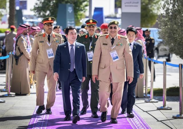 안규백 국방부 장관이 8일 사우디 국방부 관계자들의 안내를 받아 세계방산전시회 개막식에 입장하고 있다 사진국방부 
