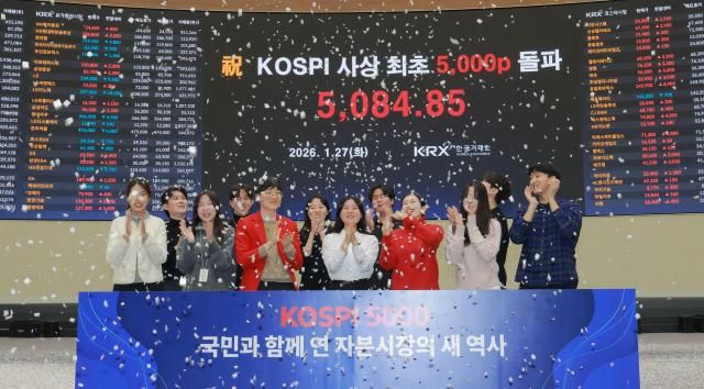 한국 증시 최초로 종가 기준 코스피 5000을 달성한 지난달 27일 오후 서울 영등포구 한국거래소에서 직원들이 코스피 종가가 표시된 전광판을 배경으로 세레머니를 하고 있다 사진유대길 기자 dbeorlf123ajunewscom
