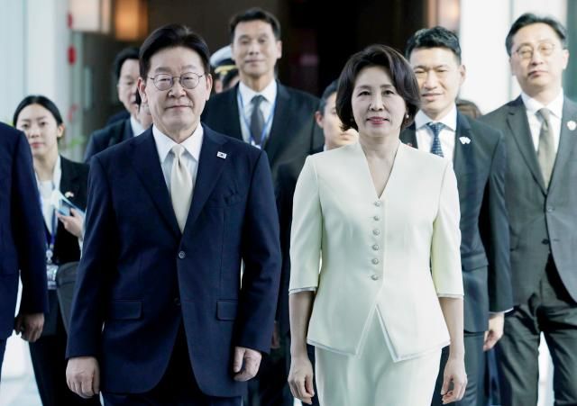 싱가포르를 국빈방문한 이재명 대통령과 김혜경 여사가 1일 창이 국제공항에 도착한 공군1호기에서 내려 이동하고 있다사진연합뉴스