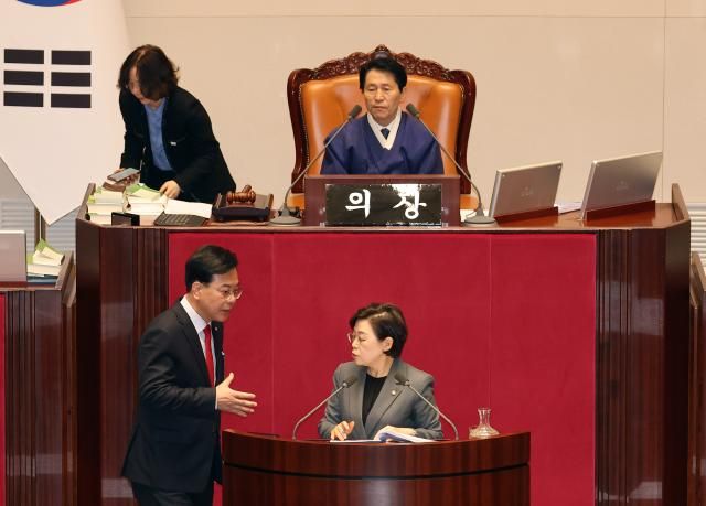 국민의힘 송언석 원내대표가 1일 국회 본회의장에서 국민투표법 전부개정법률안대안에 대한 무제한 토론을 하고 있던 김정재 의원의 토론 중단을 요청하고 있다 송 원내대표는 앞서 더불어민주당에 대구·경북 행정통합 특별법 처리 협조를 요구하며 필리버스터무제한 토론을 통한 합법적인 의사진행 방해를 전면 중단하겠다고 밝혔다사진연합뉴스