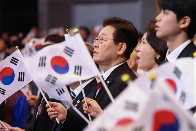 이재명 대통령과 김혜경 여사가 1일 서울 강남구 코엑스에서 열린 제107주년 3·1절 기념식에서 3·1절 노래를 제창하고 있다 사진연합뉴스