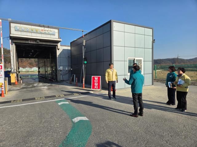 경북도 관계자가 고병원성 조류인플루엔자 방역 현장 점검을 위해 7일 봉화군 산란계 밀집단지 및 거점소독시설을 방문해 축산차량 소독상태 등을 확인하고 있다 사진경상북도