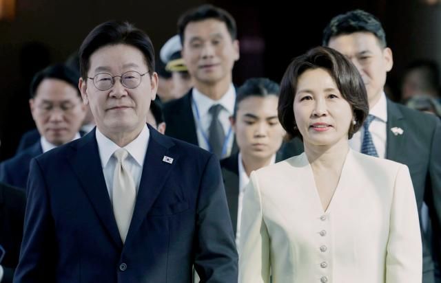 싱가포르를 국빈방문한 이재명 대통령과 김혜경 여사가 1일 창이 국제공항에 도착한 공군1호기에서 내려 이동하고 있다사진연합뉴스