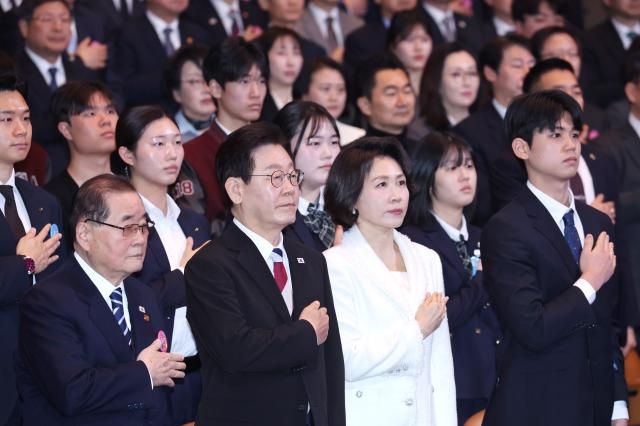 이재명 대통령과 김혜경 여사 이종찬 광복회장 등이 1일 서울 강남구 코엑스에서 열린 제107주년 3·1절 기념식에서 국기에 경례하고 있다 사진연합뉴스