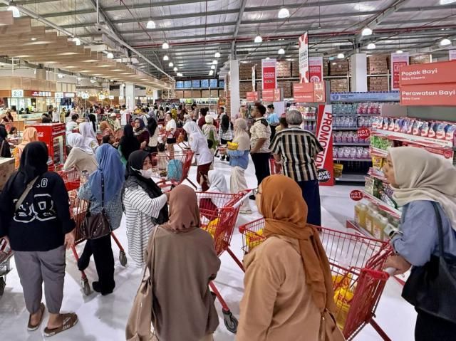 1. 롯데마트 인도네시아 마타람점 입구 전면에 배치한 'K밀솔루션(K-Meal Solution)에 고객들이 몰리고 있다. [사진=롯데마트]