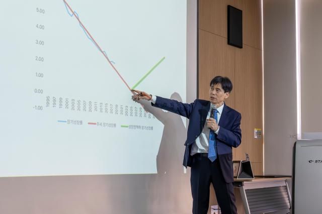 김세직 KDI 원장이 10일 KDI에서 출입기자단 대상 간담회를 개최했다 사진KDI