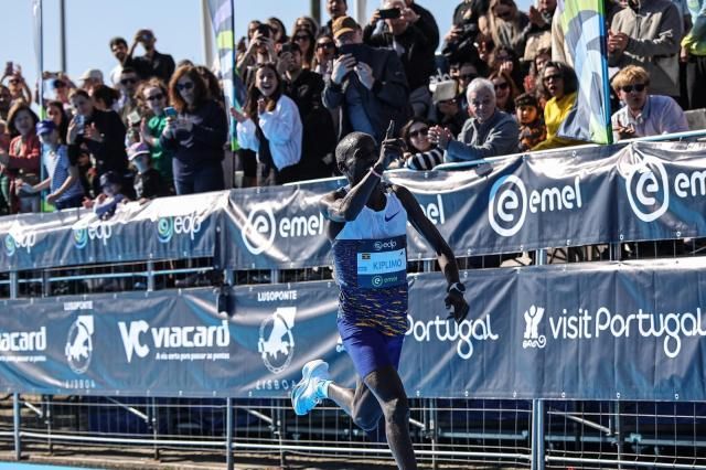 8일현지시간 포르투갈 리스본에서 제이콥이 갤럭시 워치8을 착용하고 달리는 장면 사진삼성전자 