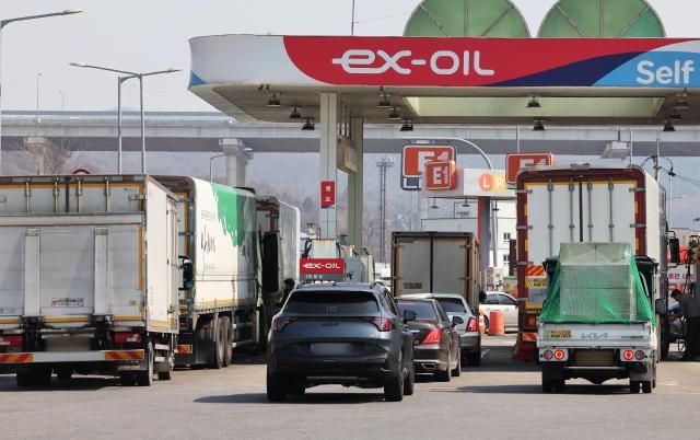 10일 경기도 용인시 영동고속도로 용인휴게소 강릉방향 주유소에서 화물차 기사들이 주유하고 있다 사진연합뉴스