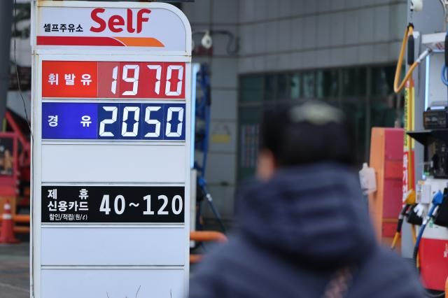 서울 주유소 기름값 1천900원대 진입…경유 가격 휘발유 추월 서울연합뉴스 류효림 기자 정부가 국제유가 상승 국면을 틈탄 가격 담합이나 매점매석 등 불법 행위에 대해 엄정 단속에 나서겠다고 밝힌 가운데 서울 휘발유와 경유 가격이 1천900원대를 넘어섰다 6일 한국석유공사 유가정보시스템 오피넷에 따르면 이날 오전 9시 기준 전국 주유소 평균 휘발유 가격은 L당 1천8563원으로 전날보다 220원 상승했다 사진은 이날 서울 시내 주유소 모습 202636 ryousantaynacokr2026-03-06 135746 저작권자 ⓒ ㈜연합뉴스 무단 전재 재배포 금지 AI 학습 및 활용 금지저작권자 ⓒ ㈜연합뉴스 무단 전재 재배포 금지 AI 학습 및 활용 금지
