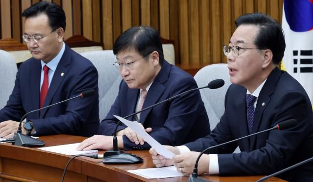 송언석 국민의힘 원내대표오른쪽가 10일 국회에서 열린 원내대책회의에서 모두발언을 하고 있다 사진연합뉴스