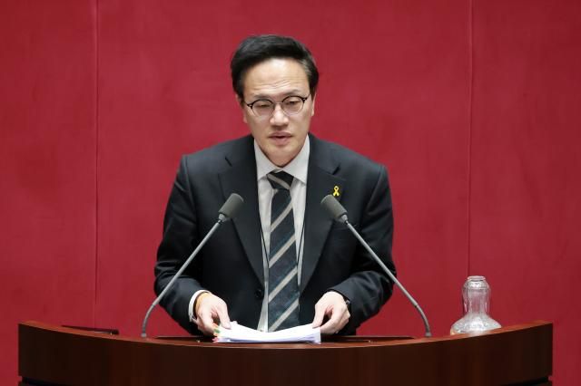 더불어민주당 박주민 의원이 지난달 9일 국회 본회의장에서 열린 정치·외교·통일·안보 분야 대정부질문에서 질문하고 있다사진연합뉴스