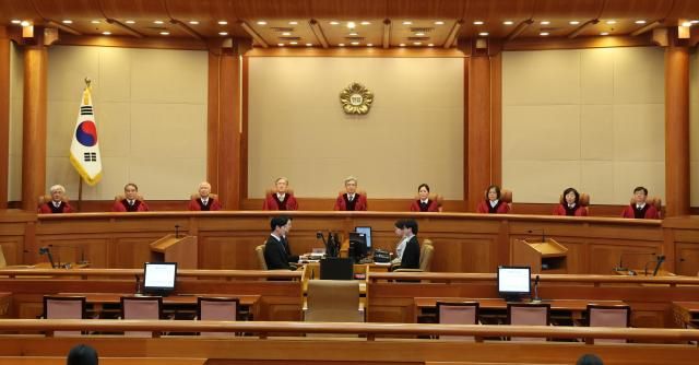29일 서울 종로구 헌법재판소 심판정에서 열린 변호인 접견불허 위헌확인 헌법소원 선고기일에 김상환 헌법재판소장을 비롯한 헌법재판관들이 착석해있다 사진연합뉴스