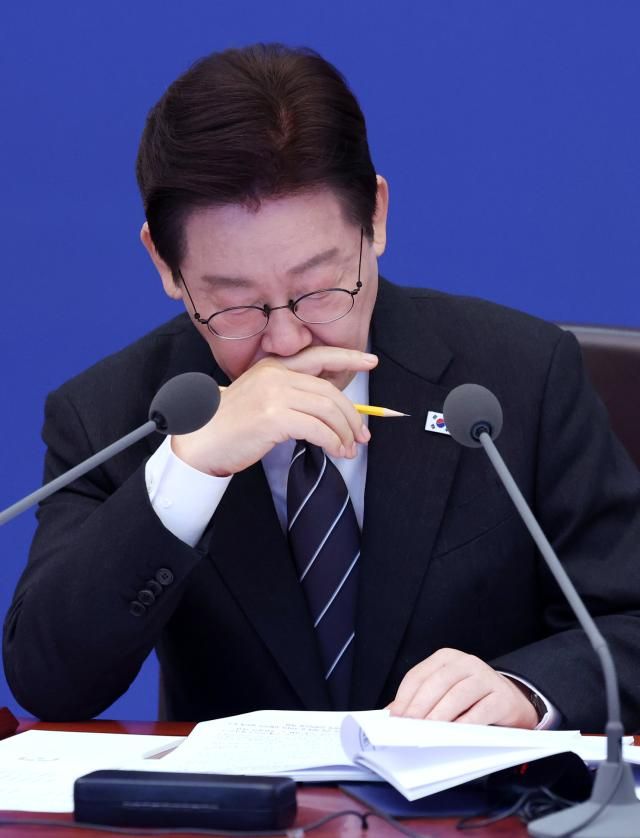 이재명 대통령이 10일 청와대에서 열린 국무회의에서 구윤철 부총리 겸 재정경제부 장관의 중동 상황 관련 대응 현황 보고를 듣고 있다 사진연합뉴스