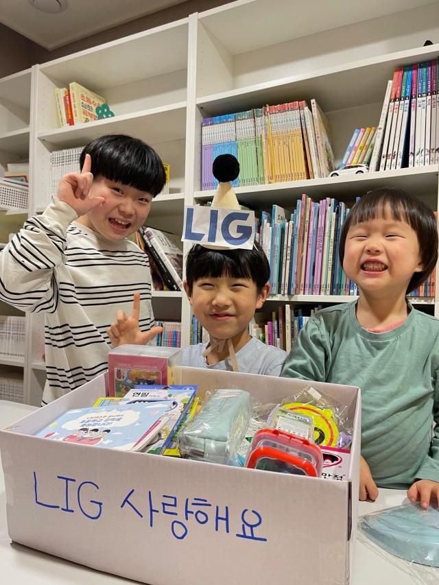 초등학교 입학 선물을 받은 LIG넥스원 임직원 자녀들이 입학선물과 함께 기념사진을 촬영하는 모습