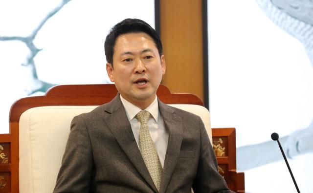 장동혁 국민의힘 대표가 지난 10일 오후 충남도청 접견실에서 김태흠 충남지사를 만난 뒤 취재진 질문에 답하고 있다 사진연합뉴스 