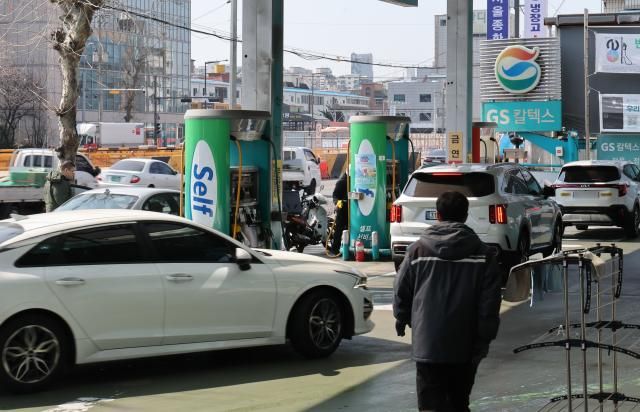 지난 10일 서울 시내 휘발유 1800원 초반대 주유소에서 차량이 줄지어 주유를 기다리고 있다 사진연합뉴스