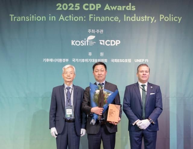 현대글로비스 안전환경센터 김일환 상무가운데가 10일 앰배서더 서울 풀만 호텔에서 열린 ‘2025 CDP 코리아 어워즈 시상식에서 산업재 부문 탄소경영 섹터 아너스를 수상하고 기념촬영을 하고 있다